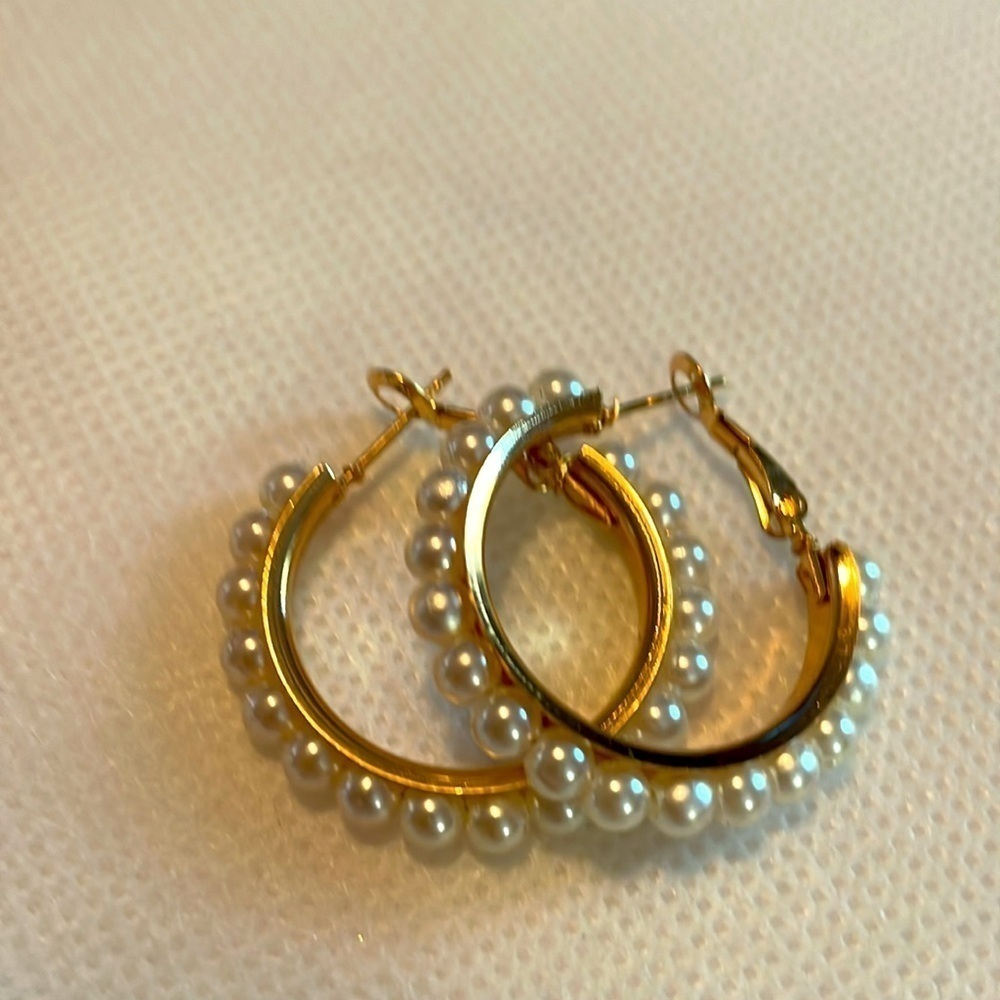 5 Pair Earring Set - Goldtone & Silvertone - Dangle & Hoops NWOT - Picture 5 of 6